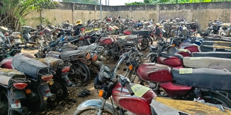 Vente aux enchères publiques des motos et véhicules confisqués au profit de l’Etat : L’opération officiellement lancée