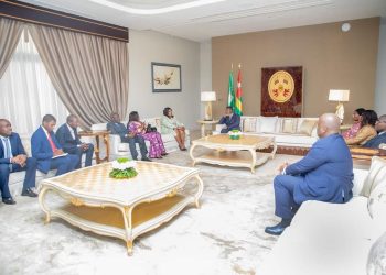 Les Togolais ne pourront plus se rendre aux urnes le 20 avril 2024 pour les élections législatives et régionales. En audience avec le président Faure Gnassingbé le mercredi 3 avril 2024, le bureau de l'Assemblée nationale a souhaité disposer de quelques jours pour de « larges consultations avec toutes les parties prenantes de la vie nationale » avant la deuxième lecture de la loi portant révision de la Constitution votée le 25 mars 2024.