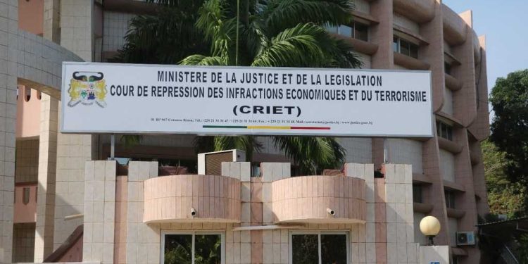 Décès d’un motocycliste au poste de péage d’Ekpè : Deux policiers déposés en prison après leur audition