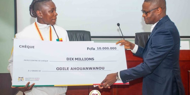 Après leur sacre aux 13èmes Jeux africains : Emmanuela Marie Rose Lalèyè et Odile Ahouanwanou récompensées par le gouvernement