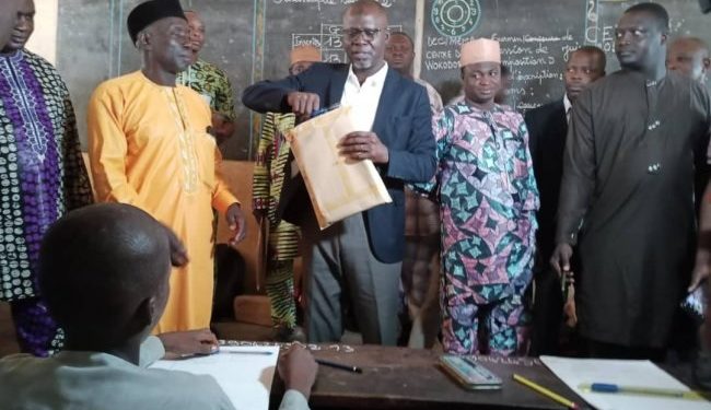 Accompagné d’une délégation, le maire Inoussa Chabi Zimé a donné, le lundi 3 juin 2024, le top de l’examen du Cep 2024 à Parakou.