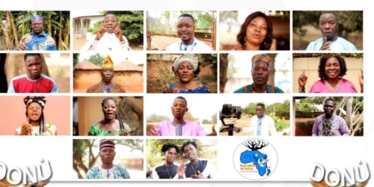 Après avoir produit gratuitement les clips vidéos de 20 artistes traditionnels, l'Ong Racines Africa organise un spectacle pour le compte de ces artistes.