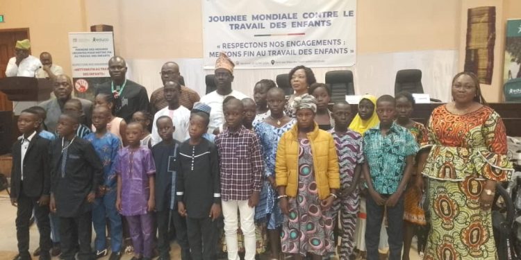 Journée mondiale de la lutte contre le travail des enfants : 30 Champions du droit du travail reçoivent des Vtt et fournitures scolaires