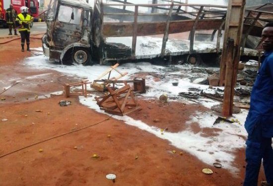Bénin : Un camion transportant l’essence de la contrebande a pris feu à Akassato