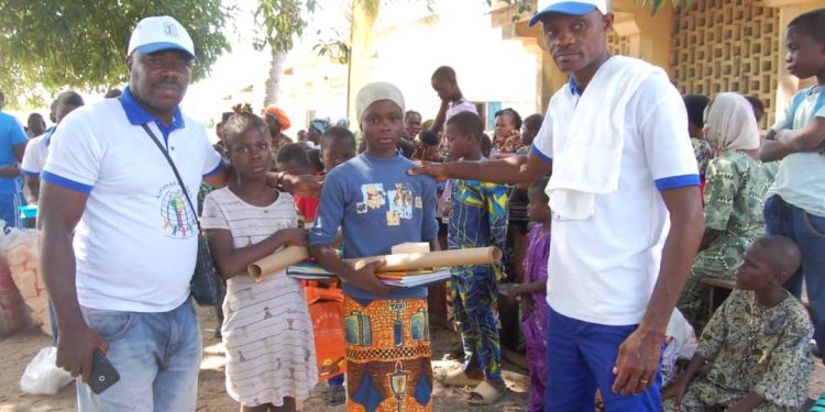 Œuvre sociale à Sèmè-Podji : Ajedas Bénin fait don de kits scolaires à près de 500 enfants