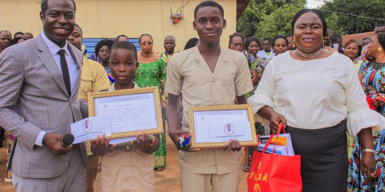 Prix de l’excellence en milieu scolaire : La Fondation Iya Lati prime les meilleurs élèves du Ceg Goro