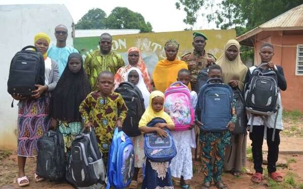 Programme « Appui en kits scolaires aux enfants de militaires décédés en activité » : Près de 900 enfants dotés de kits scolaires