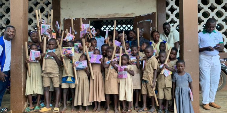 Don de kits scolaires à Ouidah : Leo club Cotonou Tolérance  impacte des apprenants de l’Epp Fonkounmey