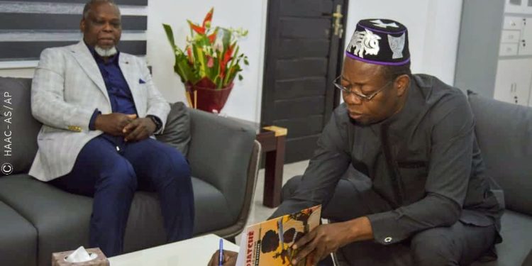 Audience à la Haac : Tiburce Adagbé dédicace ‘’Tata Adjatchè’’ à Edouard Loko