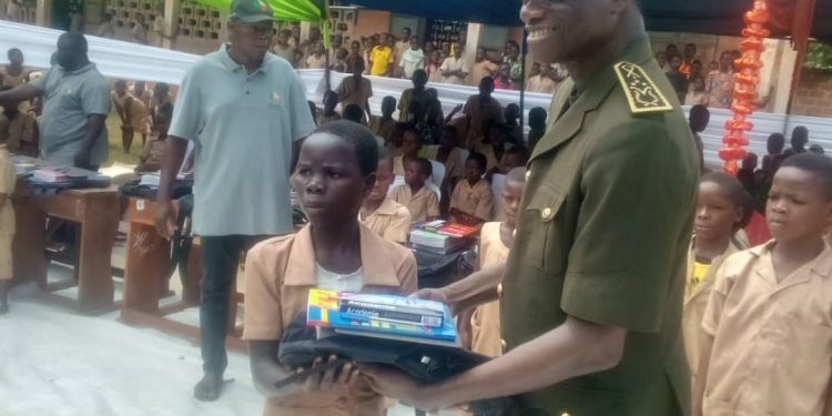 7ème édition de la distribution de kits scolaires dans le Couffo : L&rsquo;Ong « The Couffo collaborative » gratifie plusieurs écoliers