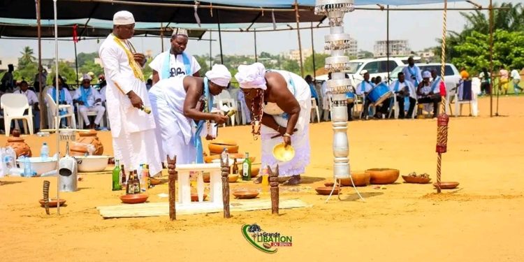 Grande libation du Bénin : Dignitaires et adeptes Vodun invoquent les esprits des Béninois morts