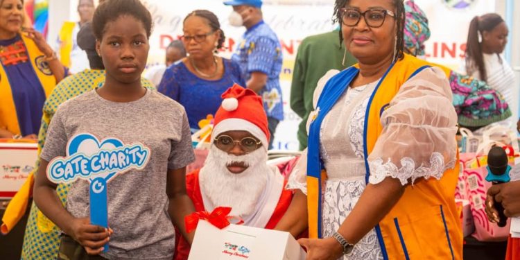 Célébration de la fête de Noël avec des enfants : Les Lions des Régions 1 et 2 du District 403 A4 honorent des orphelins