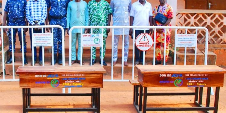 Jci Abomey Houégbadja : Des tables-bancs et chicanes offerts pour la transformation de la ville