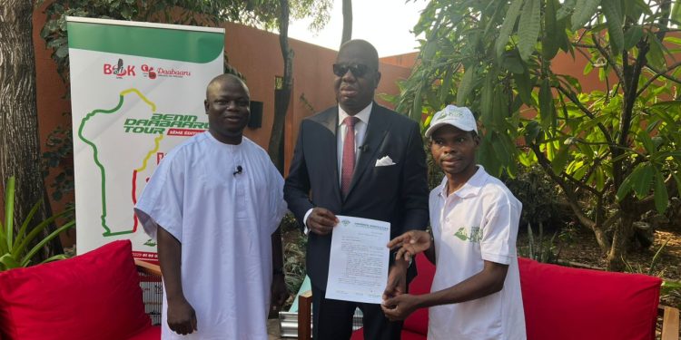 Bénin Daabaaru Tour 2025 : Une escale marquante à Cotonou avec le maire Atrokpo