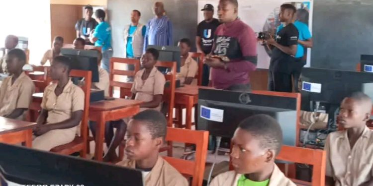 Projet « Introduction du numérique dans l&rsquo;Education » : Le Ceg  Yimporima de Natitingou doté d&rsquo;une salle numérique