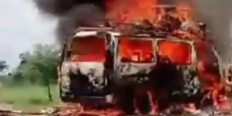 Bénin : Incendie d&rsquo;un minibus à Djeffa