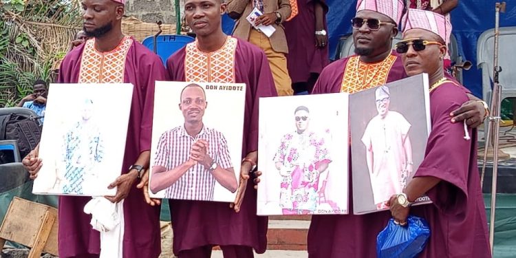 Sortie festive du groupe  »Ayidoté Sonagnon » d&rsquo;Ekpè : Les œuvres socio-communautaires des jeunes saluées