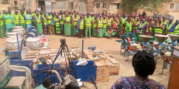 Cohésion sociale et opportunités socioéconomiques aux jeunes de Karimama : Les bénéficiaires de Pev Bénin-Niger reçoivent des matériels