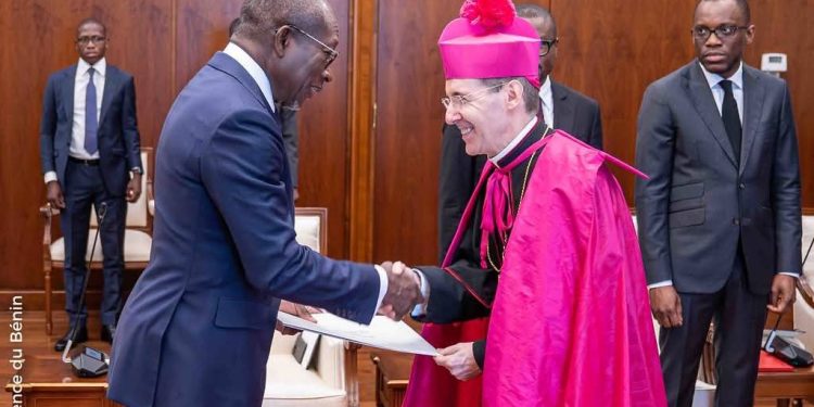 Renforcement de coopération bilatérale : 10 nouveaux ambassadeurs accrédités au Bénin, reçus par Talon