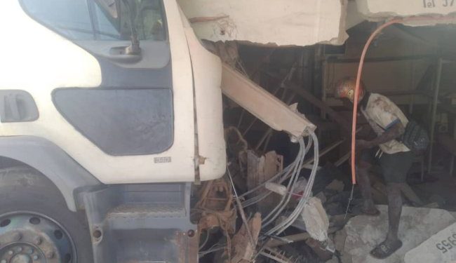 Bénin : Un camion percute deux boutiques et cause d’importants dégâts à Parakou