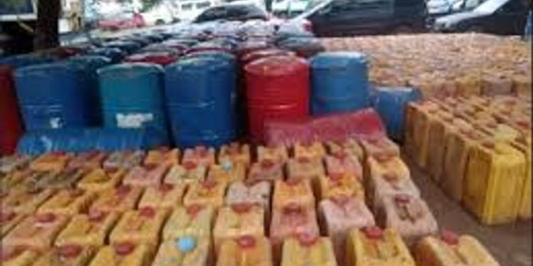 Trafic illicite de produits pétroliers : Le Nigéria saisit 125 000 litres d’essence de contrebande