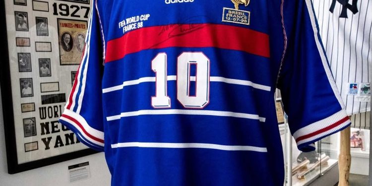 Football : Le maillot de Zidane de 1998 vendu à un prix exceptionnel