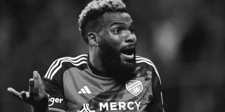 Gabon : Décès tragique du footballeur international Aaron Boupendza
