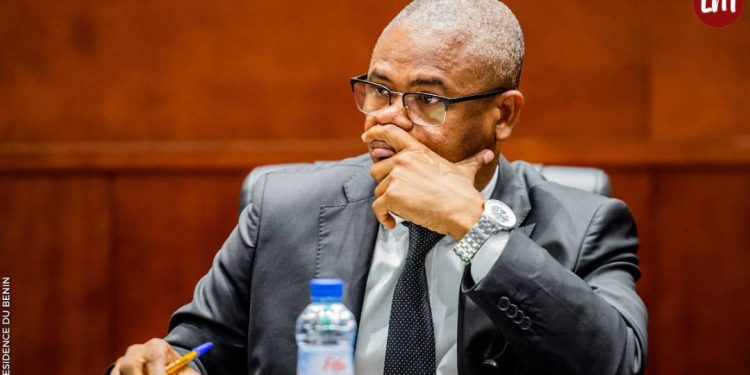 Suspension du Chef d’arrondissement de Glo-Djigbé : Victor Topanou critique la procédure