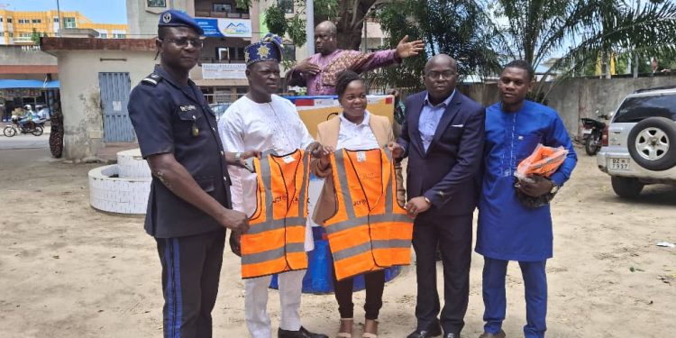 Godomey : La Jci Abomey-Calavi Ubora offre un podium métallique à l’arrondissement