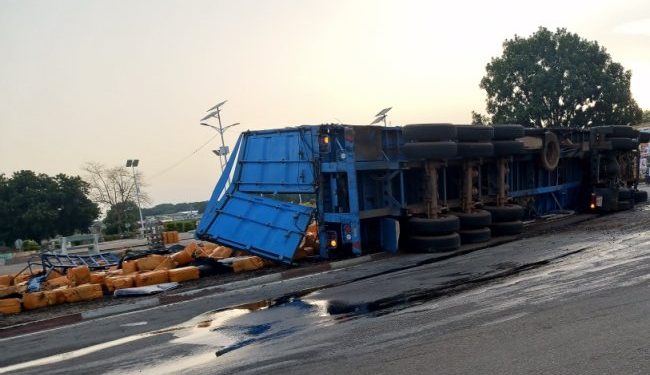 Accident de circulation à Parakou : Un camion chargé de bidons d’huile végétale renversé sur la route
