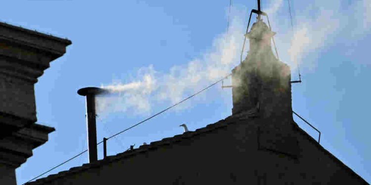 Un nouveau pape a été élu : la fumée blanche s&rsquo;élève au Vatican