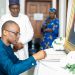 Décès de Muhammadu Buhari : Les mots de Olushegun Bakari dans le livre de condoléances