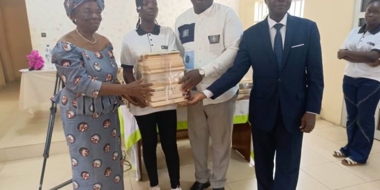 Pérennisation de l’héritage culturel de Basile Kossou : Le Cibako remet 500 ouvrages l’Ires/Rdec du Togo