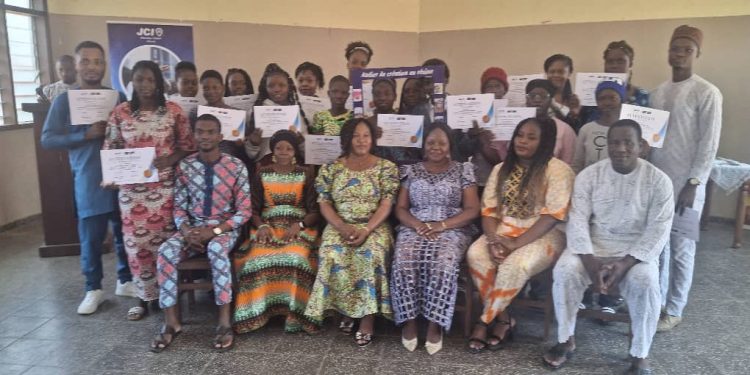 Résine époxy : la Jci Abomey-Calavi Ubora forme 26 jeunes filles dans le cadre du projet « Women Power »