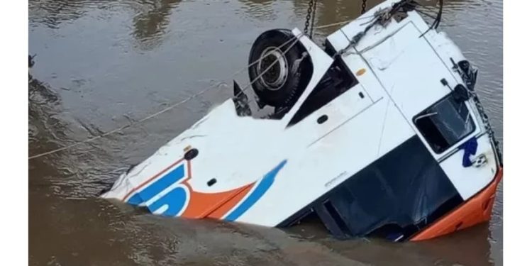 Fleuve Ouémé à Thio : Le bus de la compagnie Stm repêché