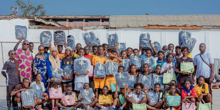 Année académique 2025-2026 : As Academia Hbc fait don de fournitures scolaires à ses jeunes licenciés
