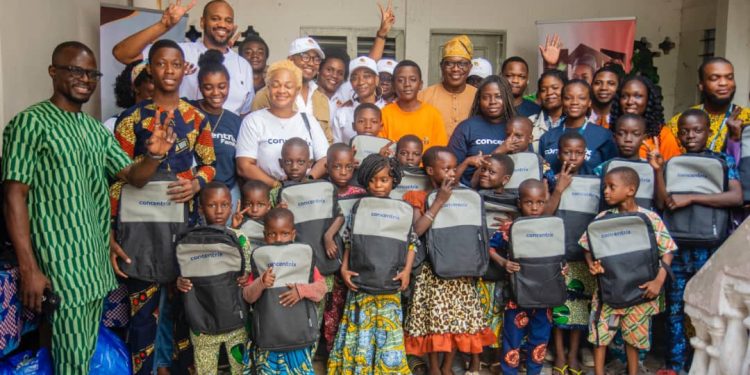 Don de fournitures scolaires : la Fondation Thierno Olory-Togbé et Concentrix au chevet des enfants de l’orphelinat « La Cité des Anges »