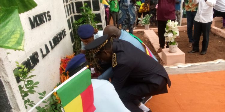 65ᵉ anniversaire de l’indépendance du Bénin : Le préfet Mégbédji rend hommage à la Nation à Aplahoué