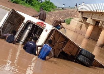 Chute d'un bus sous un pont au Burkina Faso: 2 morts et 9 blessés