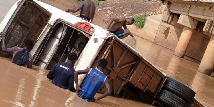 Chute d'un bus sous un pont au Burkina Faso: 2 morts et 9 blessés