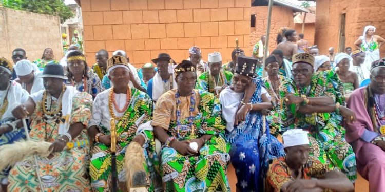 Offrandes aux divinités : Le roi Houffon et la communauté Xwéla sacrifient à la tradition