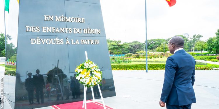 65e anniversaire de l&rsquo;indépendance du Bénin : Talon procède au dépôt de gerbe