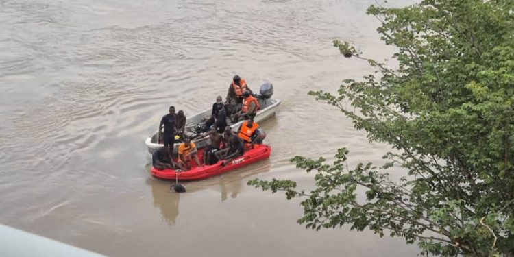 Bilan provisoire de l’accident du bus Stm sur le pont du fleuve Ouémé : 44 personnes encore sous l’eau