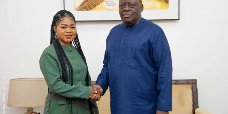 Pour avoir interprété l’hymne national du Bénin en Adja : L’artiste Anna Fambo reçoit les félicitations de Vlavonou