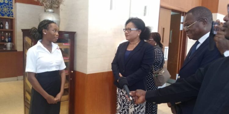 Développement du métier de l’hôtellerie et de la restauration : Véronique Tognifodé visite des apprenants en stage dans des hôtels à Cotonou