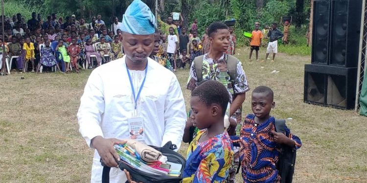 Distribution de kits scolaires à 500 enfants de Za-kpota : L’Ong Dagbédofassi promeut la scolarisation dans les couvents