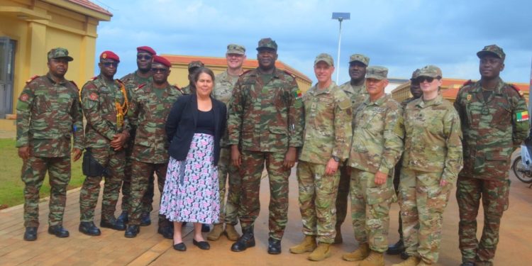 Coopération militaire : Le Général Mitchell Johnson en visite à la caserne de Dessa