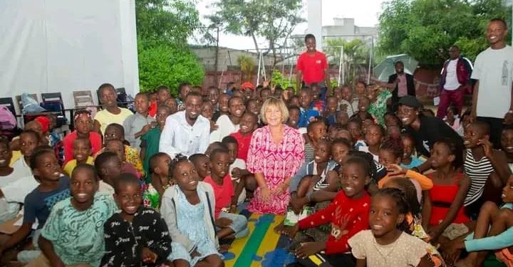 Visite de l’ambassadrice de la France au Bénin à l’espace culturel Le Centre : Nadège Chouat découvre un séduisant cadre artistique et éducatif