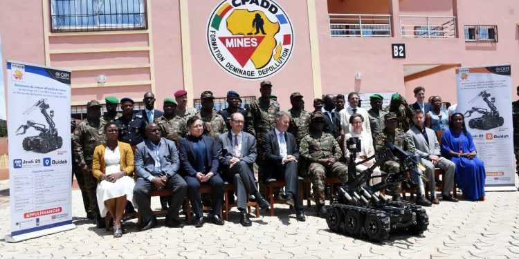 Lutte contre les engins explosifs improvisés : Le Bénin réceptionne un robot de déminage Mk3 Caliber