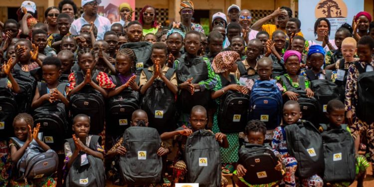 Don de kits scolaires à l’Epp Dokota : La Fondation Thierno Olory-Togbé soutient l’éducation à Zè